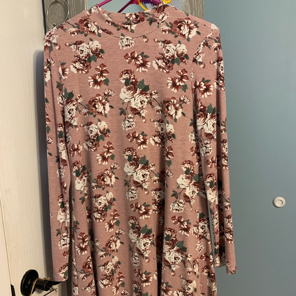 Gorgeous floral dress!
